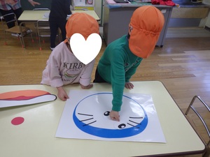 福笑いをしている子どもたち