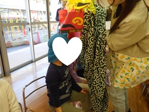 獅子舞に頭をかじられている子ども