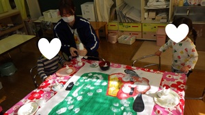 獅子舞の製作をする子どもたち