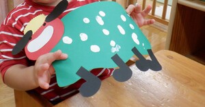 完成した製作物を1歳児が持っています