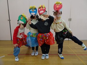 鬼のお面と鬼のパンツを身に着けた4歳児4名がポーズをとっています