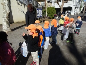 戸外で凧あげをしている様子です