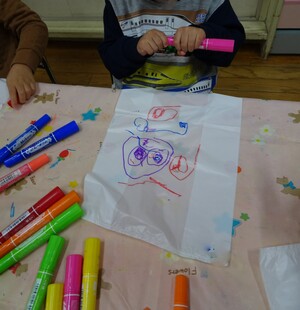 ビニール袋に描かれた絵の様子です