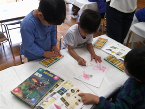 アサガオの看板を作っている様子