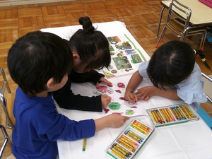 絵を描いている様子