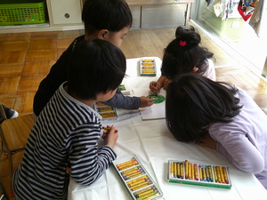 スイカの絵を描いている