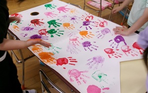 手形を押す5歳児