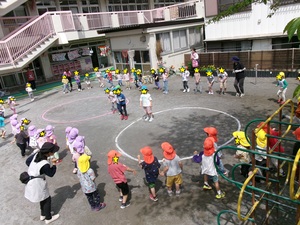 体操をするこどもたち