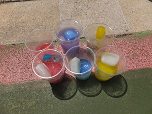 色とりどりの色水氷