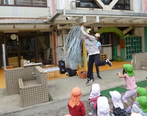 子どもの日集会　職員劇の様子