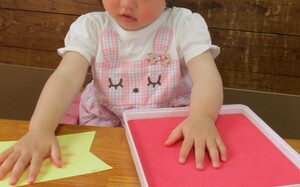 1歳児の製作の様子