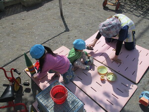 子どもたちがおままごとをする様子
