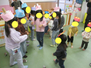 乳児クラスの豆まきの様子