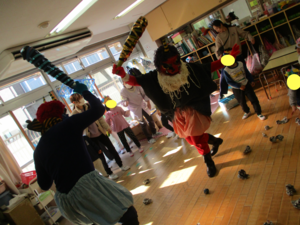 鬼が子ども達の部屋に入って豆まきをしいている