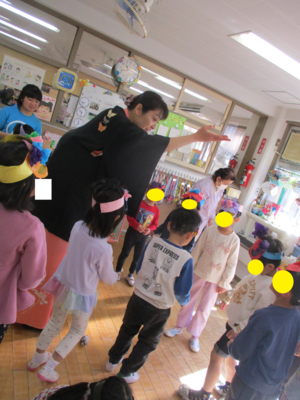 福の神が子ども達に春の訪れを知らせにきました