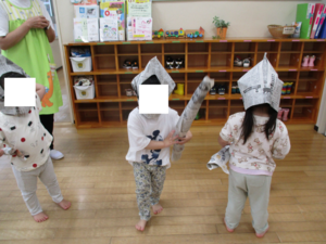 にんじゃごっこをしている子どもたち