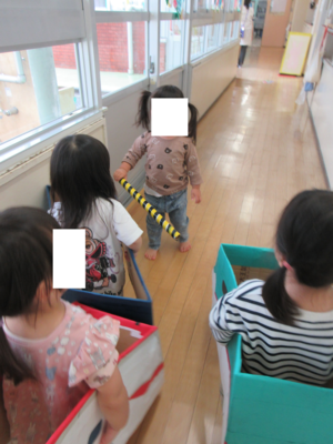 電車ごっこをして遊ぶ子どもたち