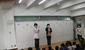 ホールで集会をする様子