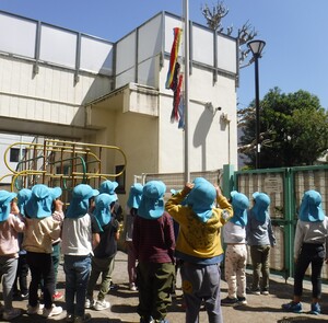 ひまわり組がこいのぼりを泳がせています。