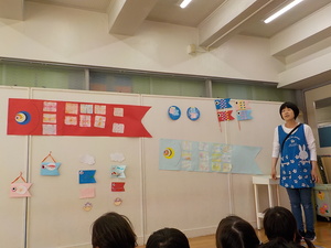 ホールでこどもの日の集会をしています。