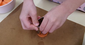 人参の型抜きの様子