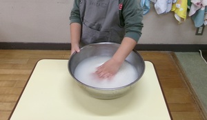 米を研いでいるところ