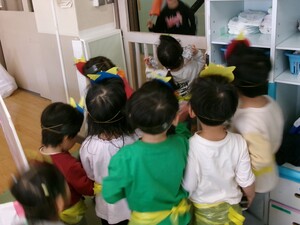 5歳児子ども鬼に向かって元気に、おにはそとと豆を投げる子どもたち