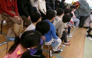 獅子舞に頭を噛んでもらっているところ