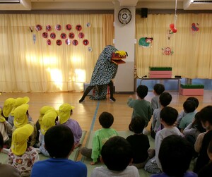 縁起の良い獅子舞の踊りを見ているところ