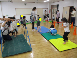 写真:ホールで体幹サーキットをする3,4,5歳児の子どもたち