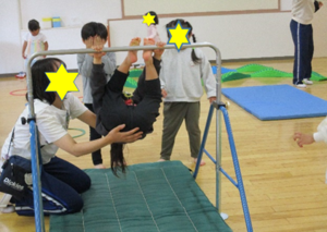 写真：鉄棒をする4，5歳児の子どもたち