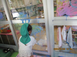 写真:絵の具遊びをする子