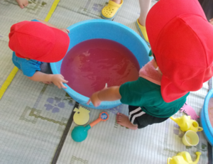 写真：色水遊びでジュースを作っています。