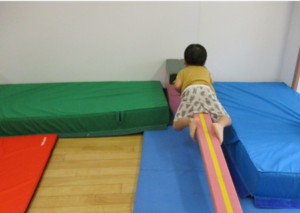 写真:一本橋を渡る4歳児