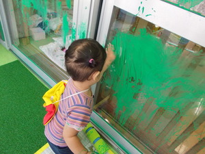 窓に絵具でお絵描き中です