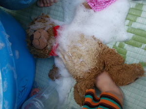 くまちゃん人形を石鹸の泡を使って洗濯しています。