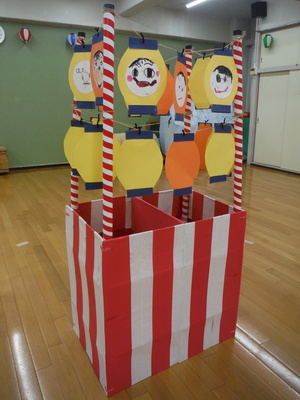 年長児の似顔絵を描いた提灯を飾ったやぐら