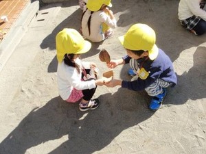 写真2：葉っぱでじゃんけん