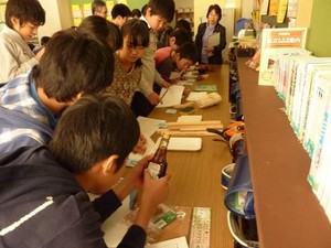 写真2：木製品に触れる様子