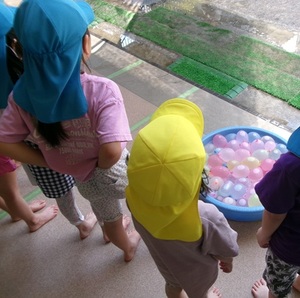 水風船で遊んだ様子です。