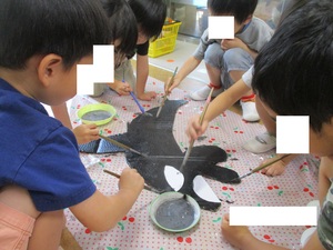 ベンチのシャチを作っているところ