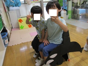 制作したシャチに乗っているところ