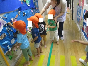 他のクラスが水族館に遊びに来ているところ