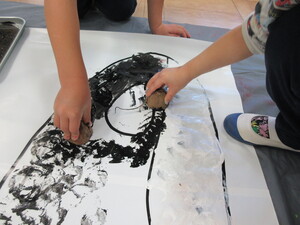 写真：芋版で製作をしている写真