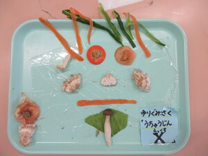 写真：野菜の皮や芯で作った顔