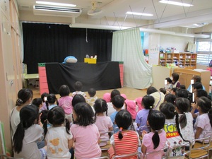 人形劇を見ている様子