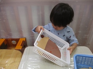 1歳児　製作の様子