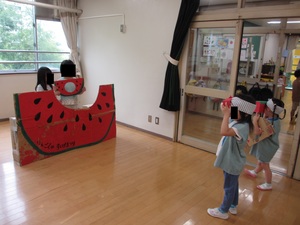 写真：顔はめパネルの前で写真を撮ってもらう子どもたち