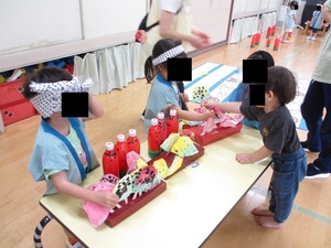 写真：ジュースやアイスを買いに来る子どもたち