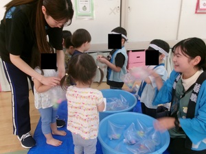 写真：ヨーヨー釣りを楽しむ子どもたち